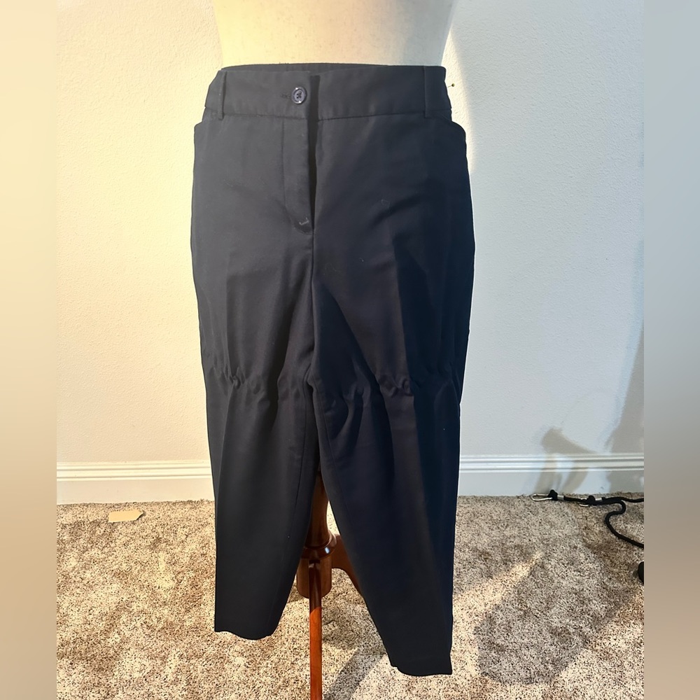 DressBarn Cropped pants Women's Sz 16
Navy Blue
